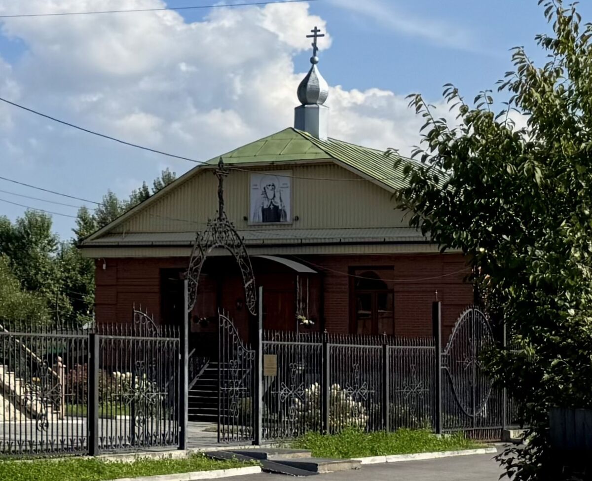 Иоанна Тобольского в Форштадте, крестильная церковь, Новокузнецк (Новокузнецкий район и г. Новокузнецк, Кемеровская область). фасады, Вид с северо-запада, слева крыльцо Никольской церкви