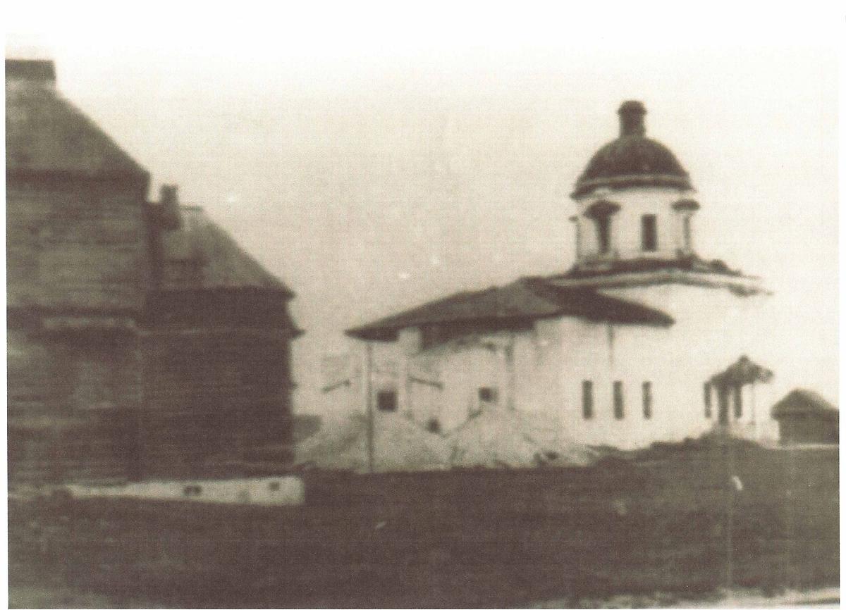 Деревянная Владимирская церковь слева. Середина XX в., архивная фотография. Церковь Владимирской иконы Божией Матери, Денятино (Меленковский район, Владимирская область)