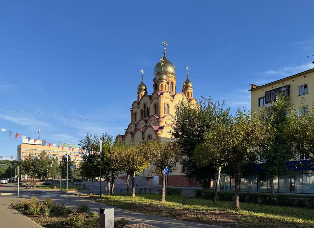 Рождества Христова, кафедральный собор, Братск (Братский район, Иркутская область). общий вид в ландшафте, Вид с бульвара по ул. Кирова