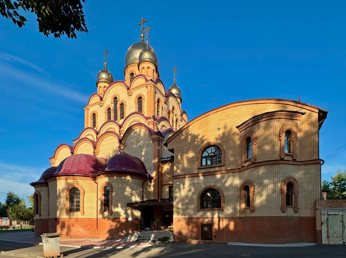 Рождества Христова, кафедральный собор, Братск (Братский район, Иркутская область). фасады, Вид с востока с приходским корпусом