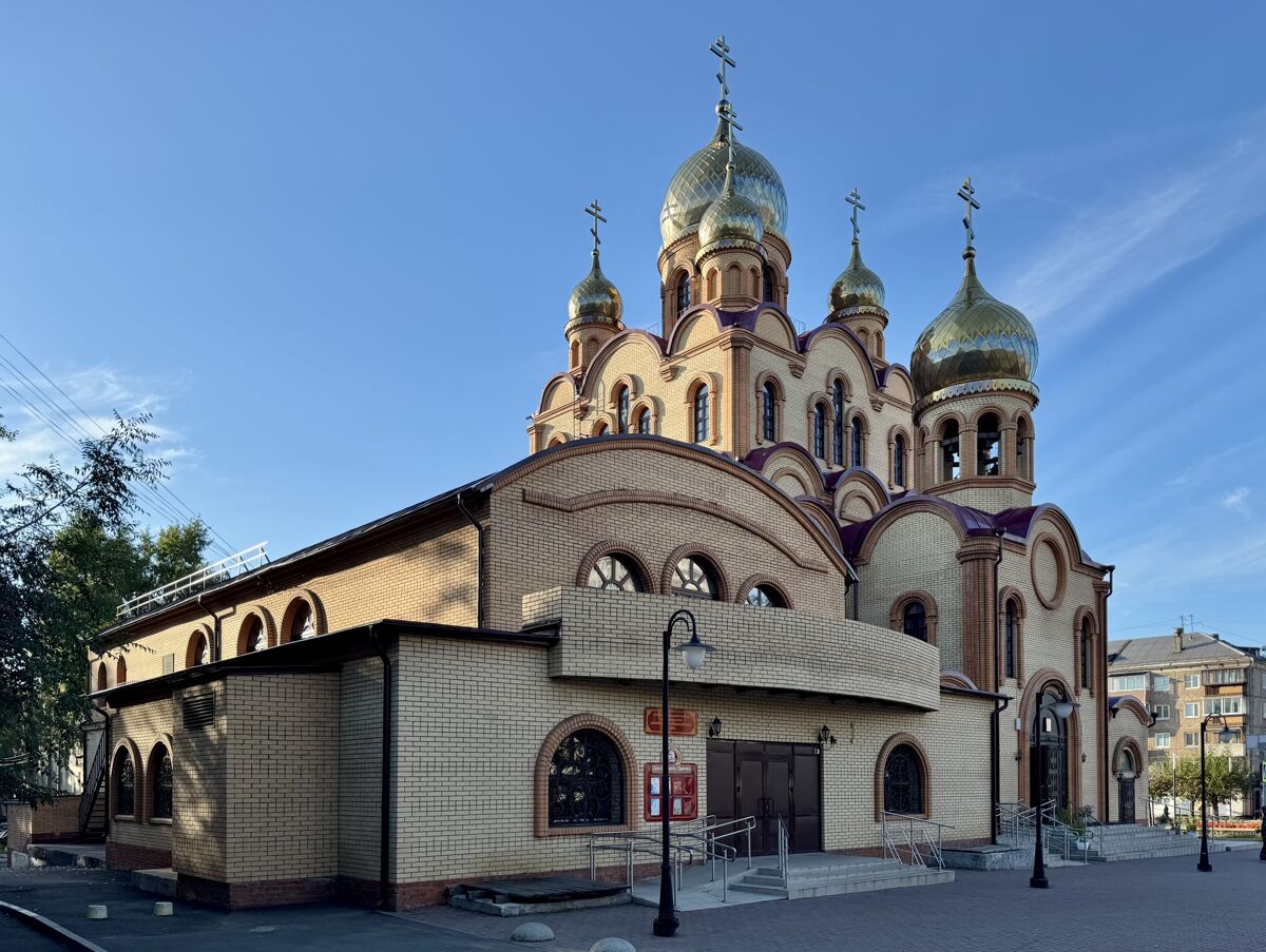 Рождества Христова, кафедральный собор, Братск (Братский район, Иркутская область). фасады, Вид с севера с приходским корпусом