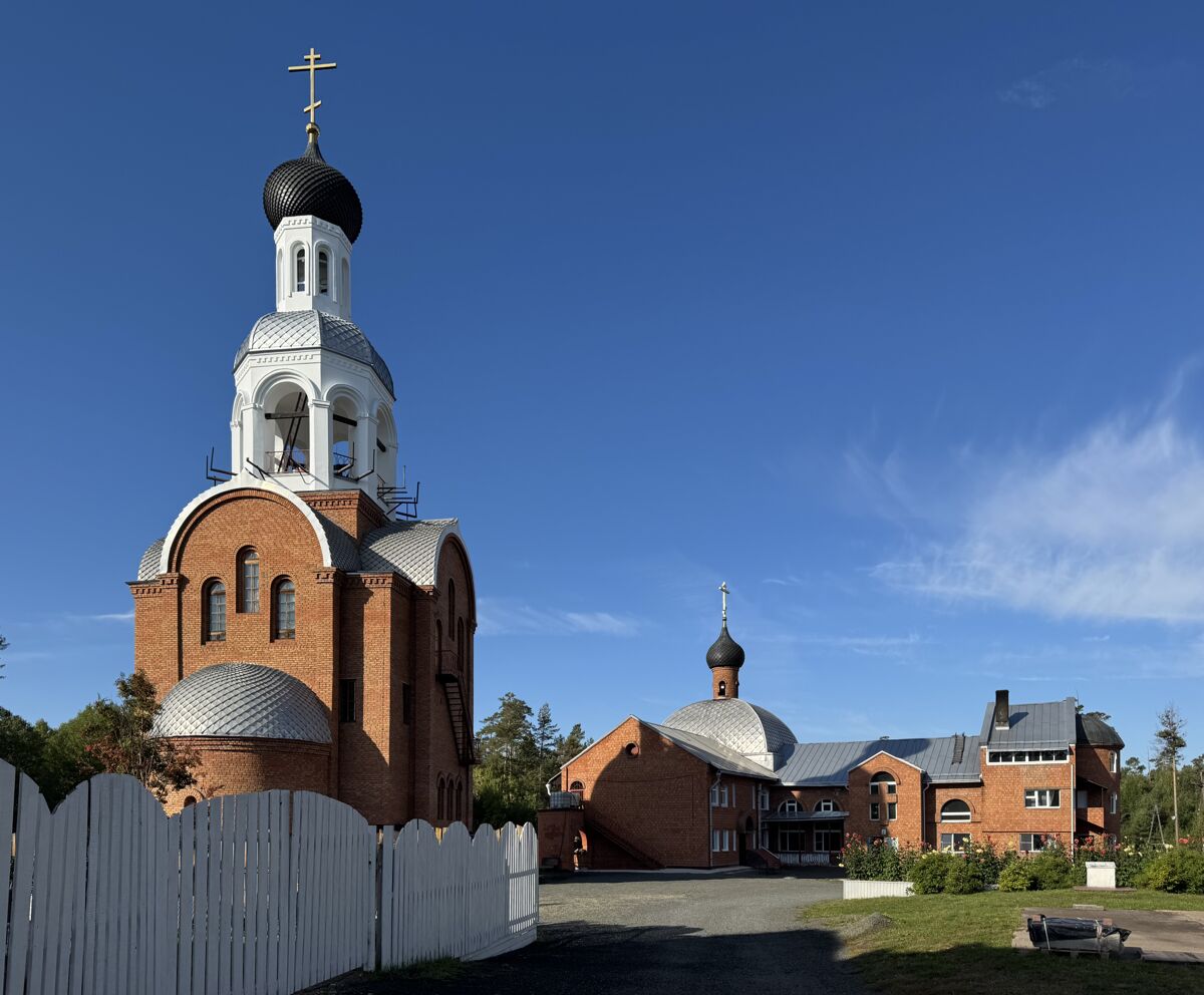 Церковь Амвросия Оптинского в колокольне, Братск (Братский район, Иркутская область). общий вид в ландшафте, Вид с востока, справа главный Всехсвятский храм