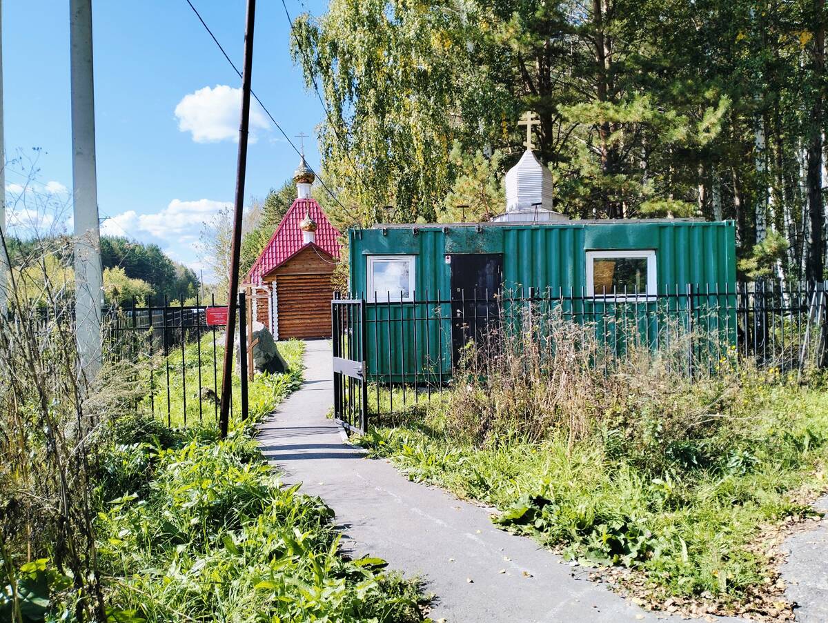 Церковь Веры, Надежды, Любови и матери их Софии на Северном кладбище, Новосибирск (Новосибирск, город, Новосибирская область). дополнительная информация, На переднем плане - временный храм
