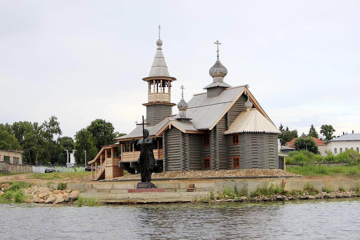 На переднем плане, перед церковью, памятник Андрею Первозванному., фасады. Церковь Рождества Пресвятой Богородицы, Кострома (Кострома, город, Костромская область)