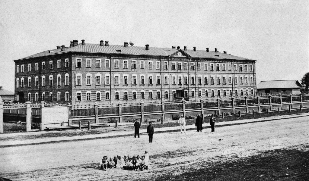 Домовая церковь Сергия Радонежского при бывшем духовном училище, Макарьев (Макарьевский район, Костромская область). архивная фотография, Фото училища 1884 года из фондов Макарьевского краеведческого музея. Автор А. Перепёлкин.