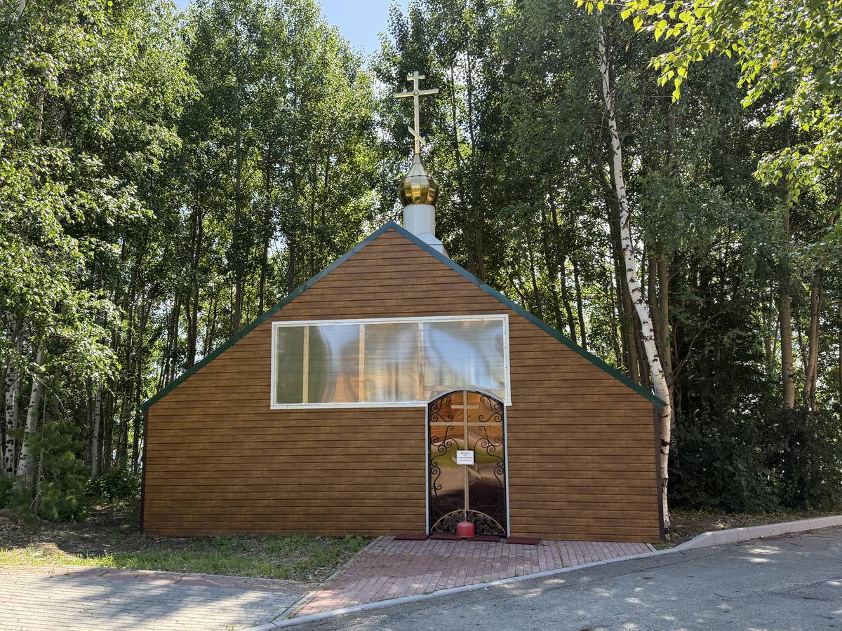 Монастырь Димитрия Ростовского, Таволожное, урочище (Ханты-Мансийский район и г. Ханты-Мансийск, Ханты-Мансийский автономный округ). общий вид в ландшафте, Часовня рядом с братским корпусом