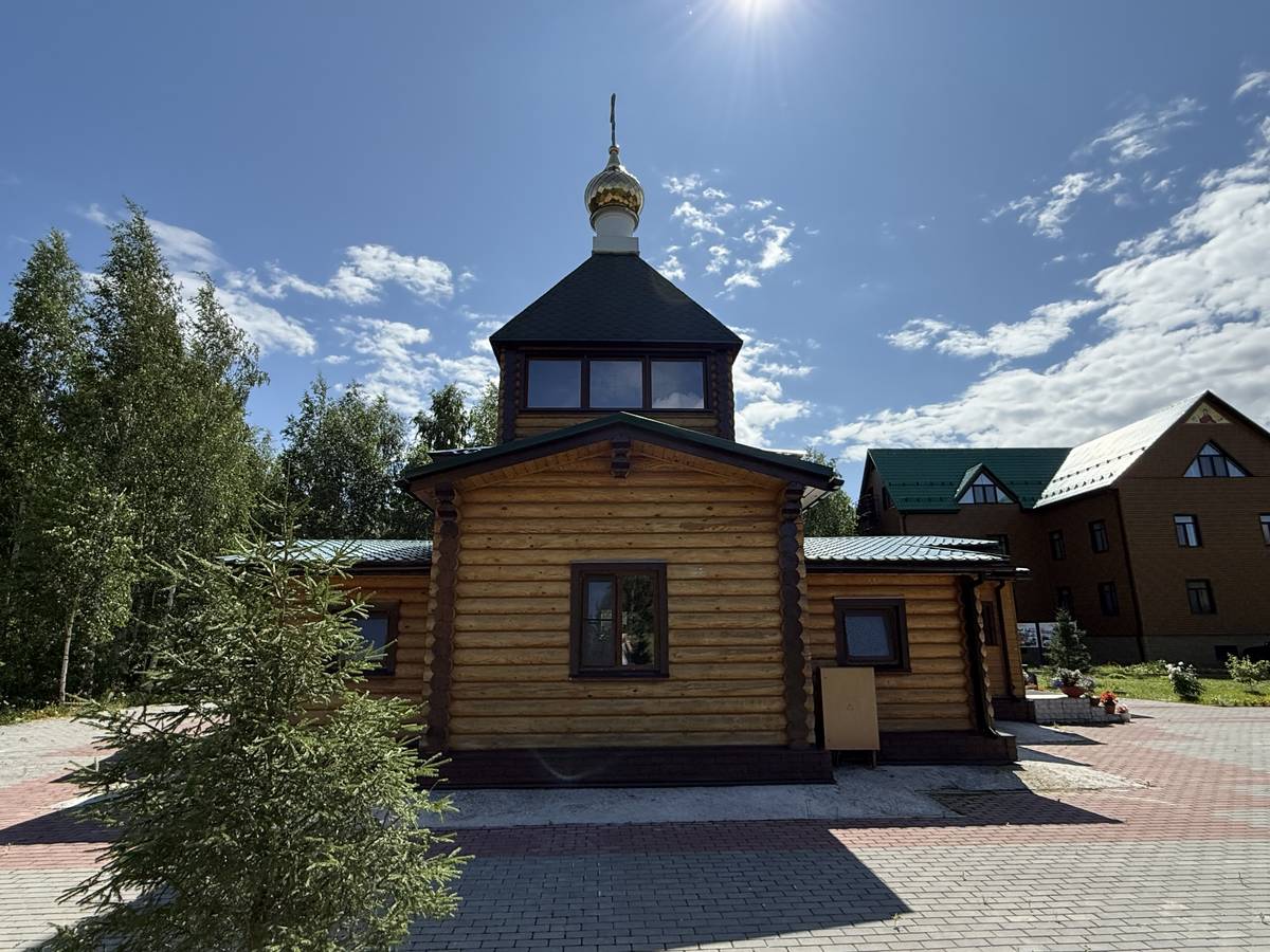 Монастырь Димитрия Ростовского, Таволожное, урочище (Ханты-Мансийский район и г. Ханты-Мансийск, Ханты-Мансийский автономный округ). общий вид в ландшафте, Димитриевская церковь и братский корпус (на заднем плане)