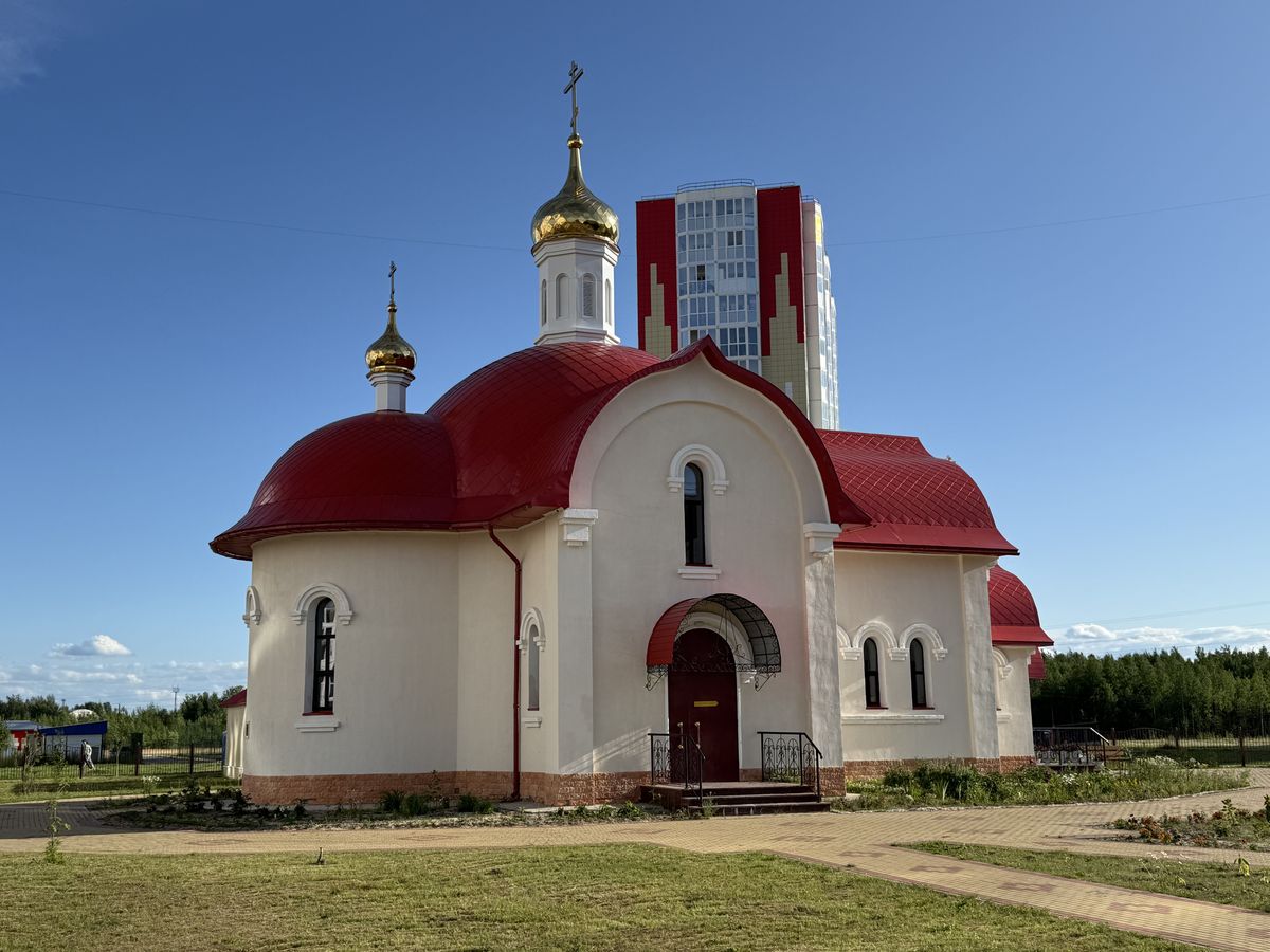 Церковь Леонида Коринфского и Татианы Римской, Нефтеюганск (Нефтеюганский район и г. Нефтеюганск, Ханты-Мансийский автономный округ). фасады, Вид с северо-востока