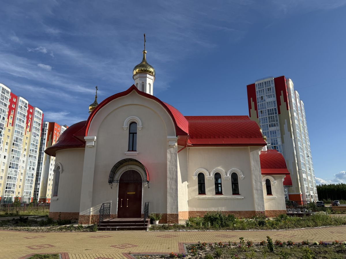 Церковь Леонида Коринфского и Татианы Римской, Нефтеюганск (Нефтеюганский район и г. Нефтеюганск, Ханты-Мансийский автономный округ). фасады, Вид с севера