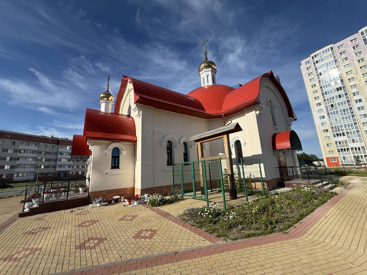 Церковь Леонида Коринфского и Татианы Римской, Нефтеюганск (Нефтеюганский район и г. Нефтеюганск, Ханты-Мансийский автономный округ). фасады, Вид с юго-запада