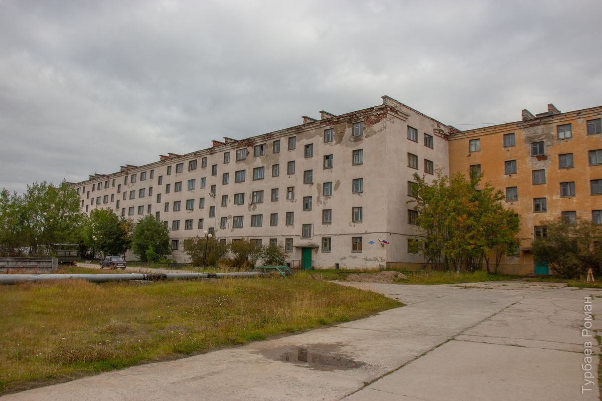 Молитвенный дом Петра и Павла, Туманный (Кольский район, Мурманская область). фасады, Храм организован в одной из квартир заброшенного дома