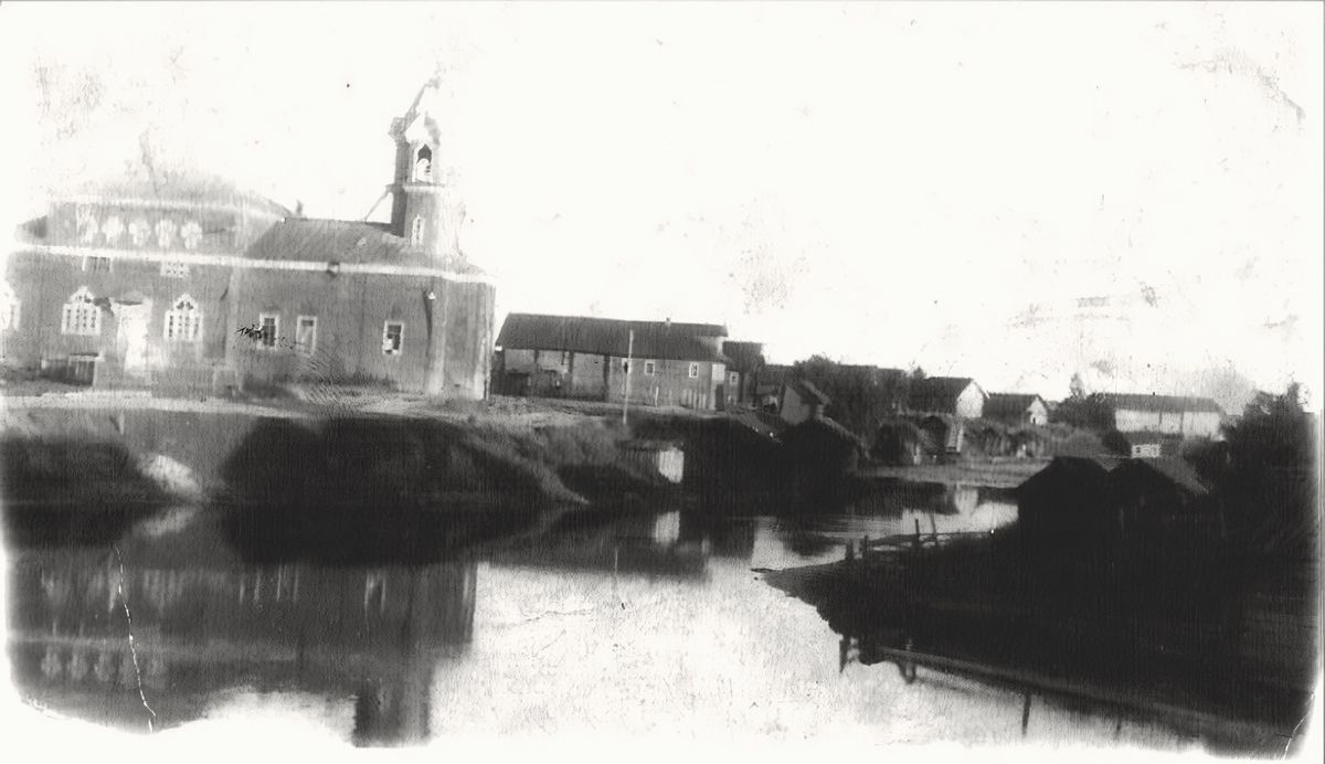 Церковь Воздвижения Креста Господня (новая), Савинское (Шелекса) (Плесецкий район, Архангельская область). архивная фотография, Со стороны реки Шелекса. Фото 1910-1920-х гг. ВК-группа 