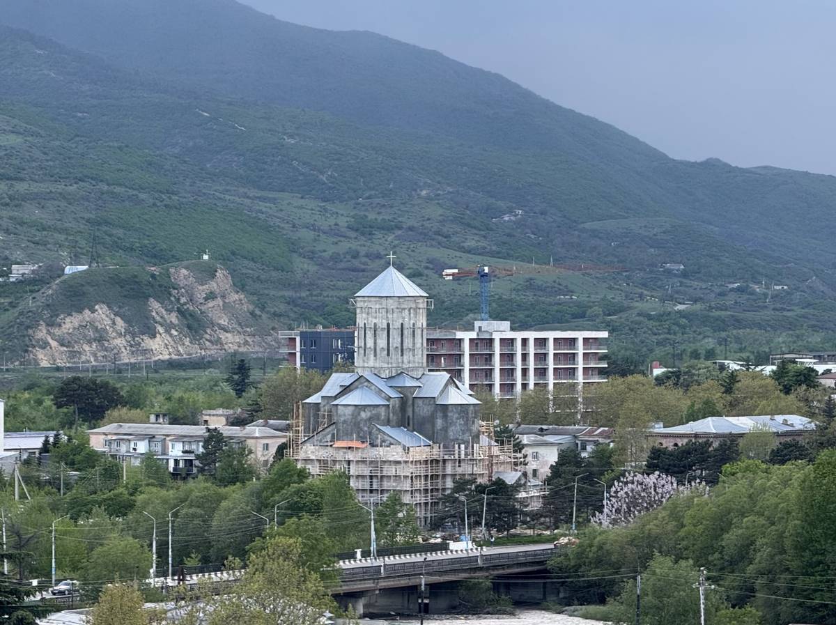 Церковь Воскресения Христова (строящаяся), Гори (Шида-Картли, Грузия). документальные фотографии, Вид из крепости
