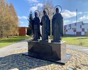 Церковь Гурия, Самона и Авива, Памятник святым в парке у церкви<br>, Гурьевск, Гурьевский район, Кемеровская область