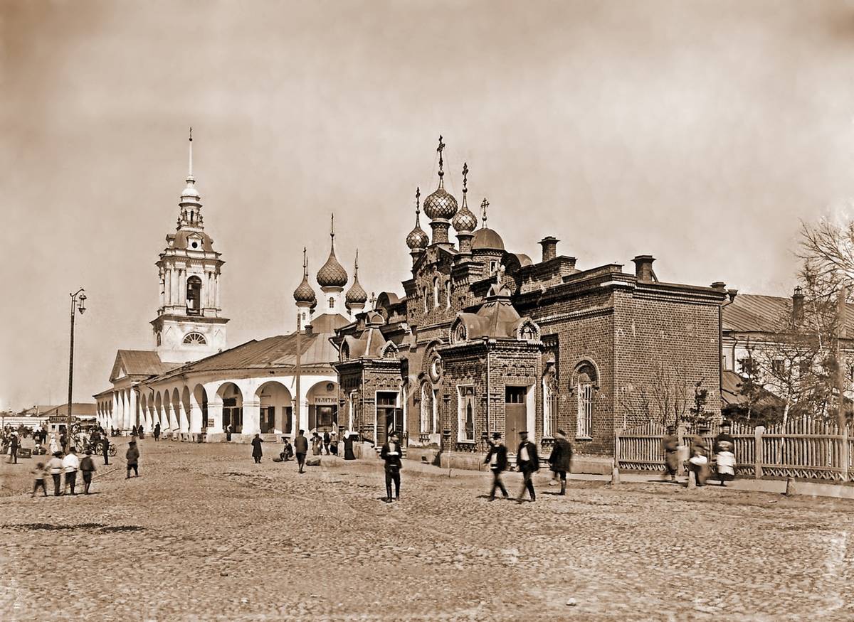 Часовня на переднем плане. На заднем плане — Спасская церковь., архивная фотография. Часовня Успения Пресвятой Богородицы, Кострома (Кострома, город, Костромская область)