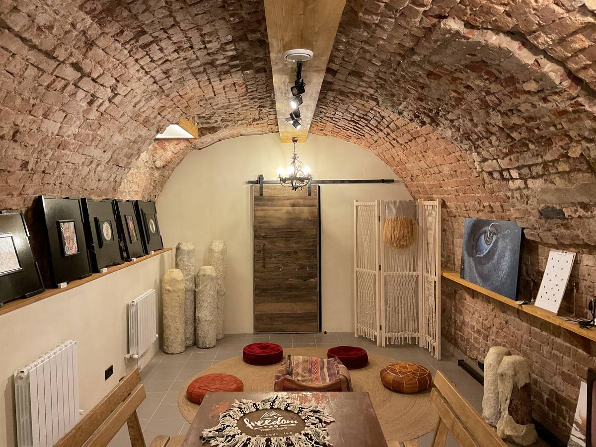 Сохранившийся подклет часовни, вид с юго-востока, архитектурные детали. Часовня Успения Пресвятой Богородицы, Кострома (Кострома, город, Костромская область)