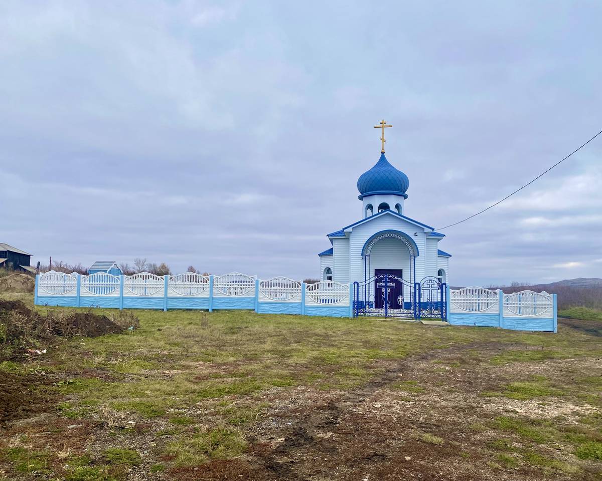 Церковь Покрова Пресвятой Богородицы, Огни (Усть-Калманский район, Алтайский край). фасады, Вид с ул 50 лет Октября