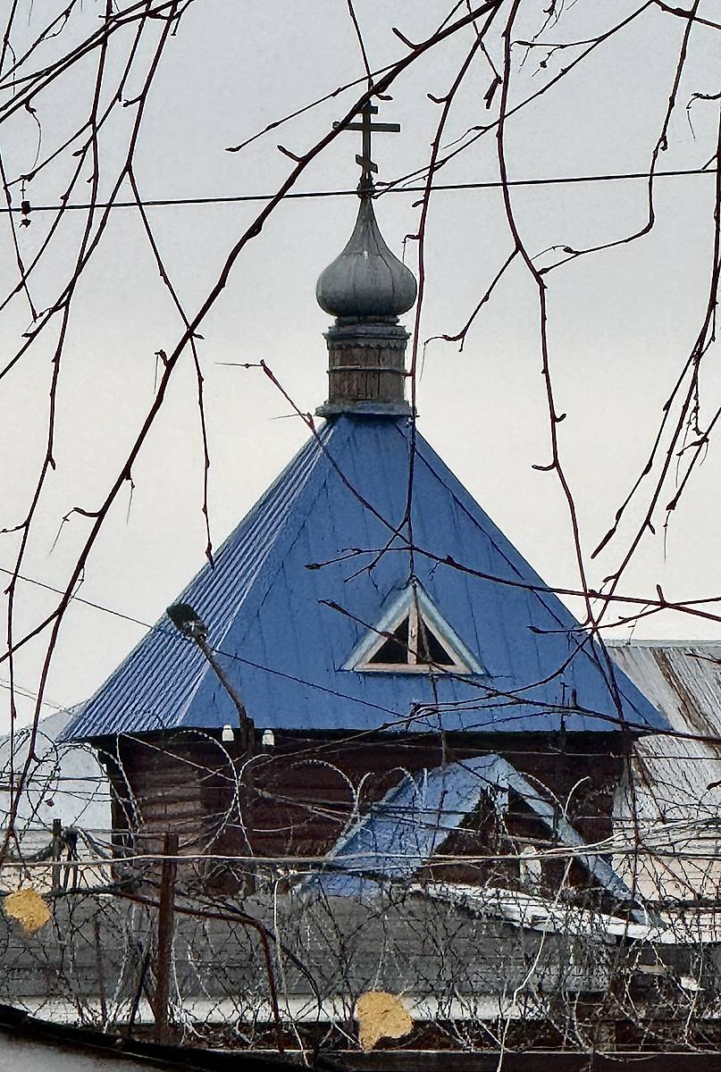 Вид с северо-запада, общий вид в ландшафте. Неизвестная часовня при ФКП ОУ-10 ФСИН, Шексна (Шекснинский район, Вологодская область)