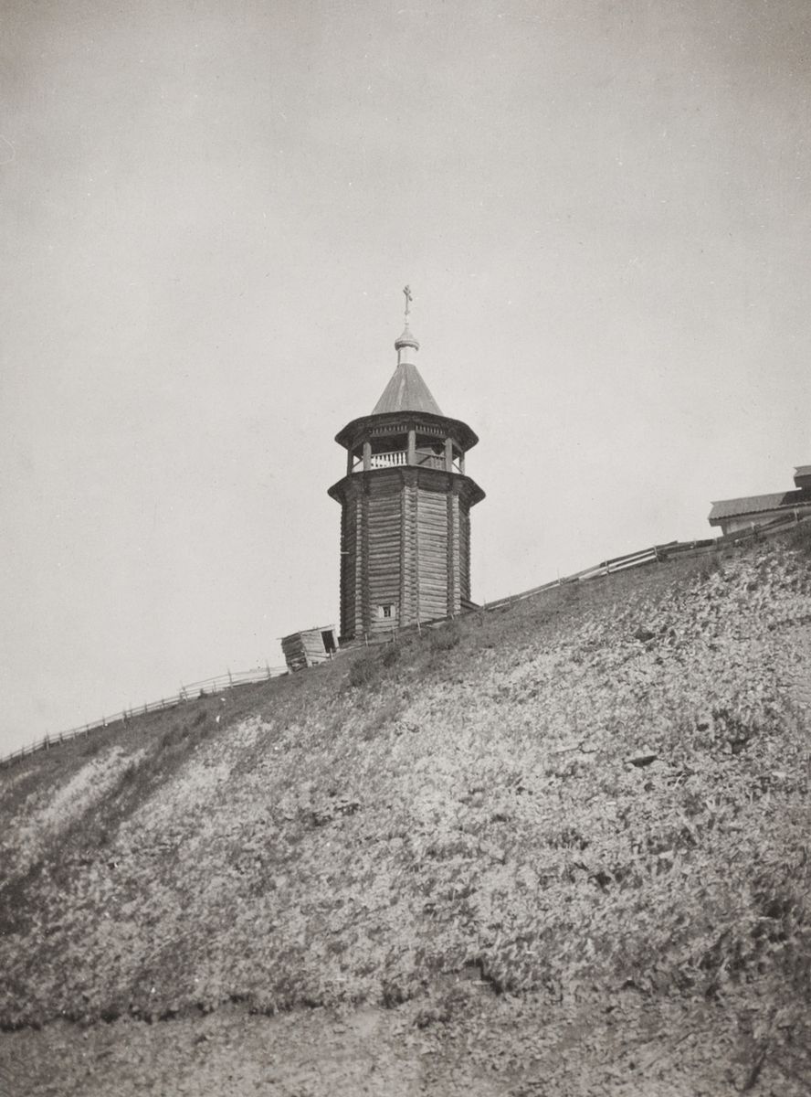 Храмовый комплекс Пиринемского прихода, Пиринемь (Пинежский район, Архангельская область). архивная фотография, Колокольня ансамбля, июль 1910 г. Фото С. С. Некрасова, northauction.ru (подлинник в ИИМК РАН)