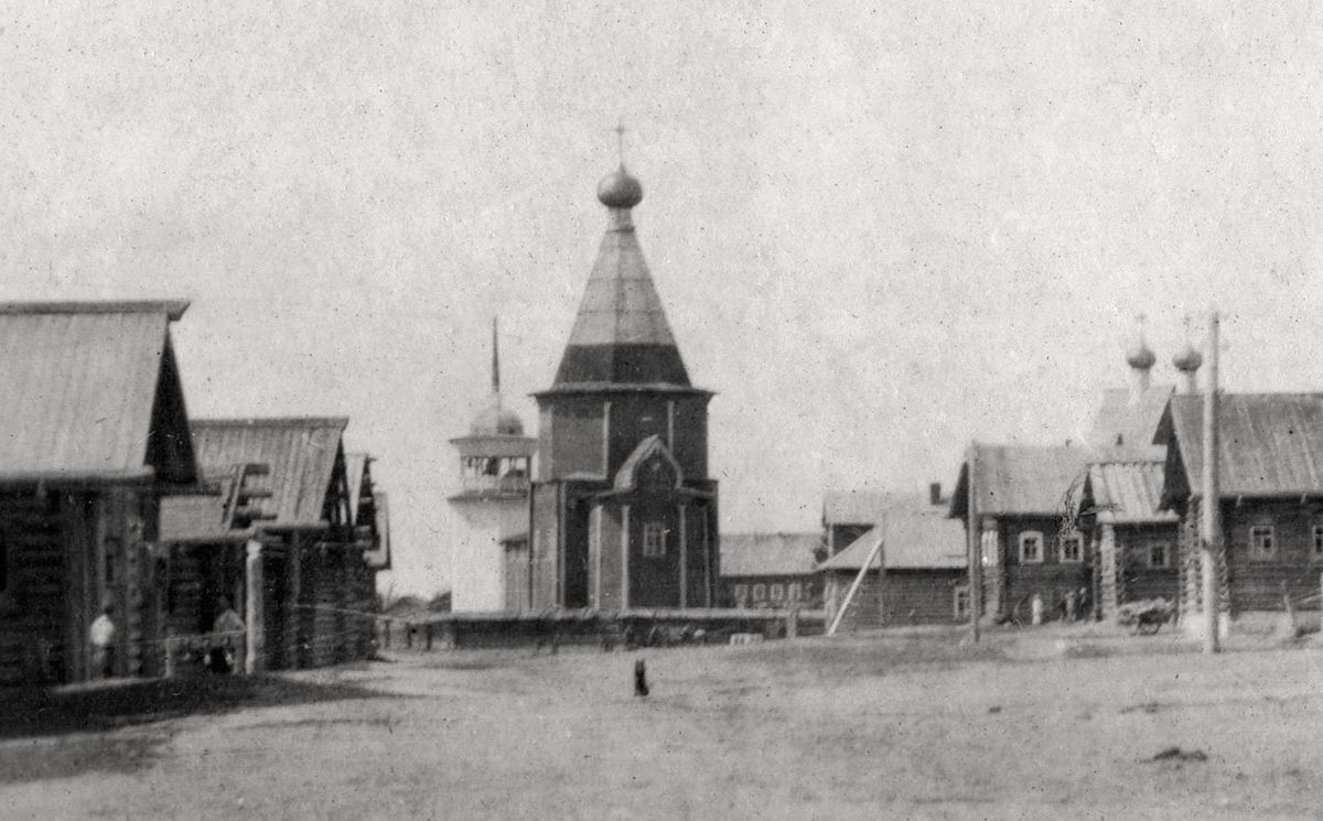 Церковь Воздвижения Креста Господня, Осиново (Виноградовский район, Архангельская область). архивная фотография, Церковь в составе храмового комплекса Осиновского прихода. Фрагмент английского фото. 1919 год. vaga-land.livejournal.com