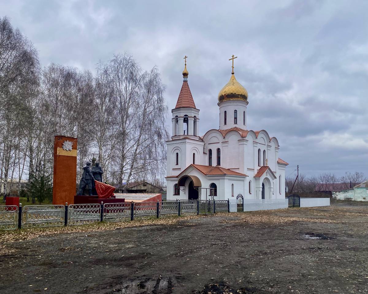 Церковь Михаила Архангела, Михайловка (Усть-Калманский район, Алтайский край). дополнительная информация, Памятник погибшим воинам с храмом