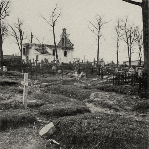 Церковь Воздвижения Креста Господня, Витебск (Витебск, город, Беларусь, Витебская область). архивная фотография, Крестовоздвиженская церковь и Смоленское кладбище. 1941 - 1944 гг. ------ Источник: [http://b-v-n.tumblr.com/post/138674556180/%D0%B2%D0%B8%D1%82%D0%B5%D0%B1%D1%81%D0%BA-%D0%BA%D1%80%D0%B5%D1%81%D…