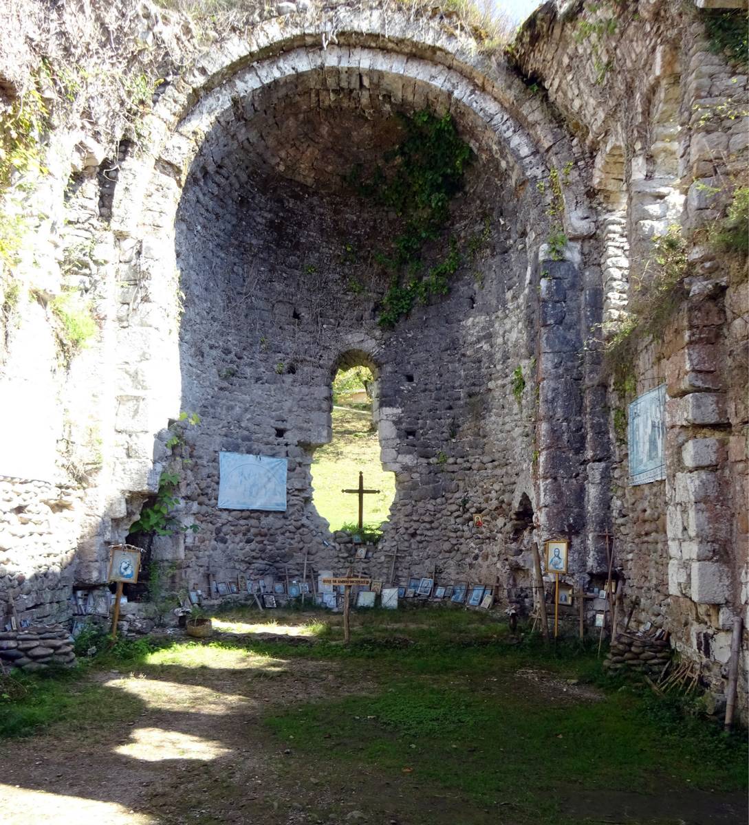 интерьер и убранство. Неизвестная церковь, Мюссера (Мысра) (Абхазия, Прочие страны)