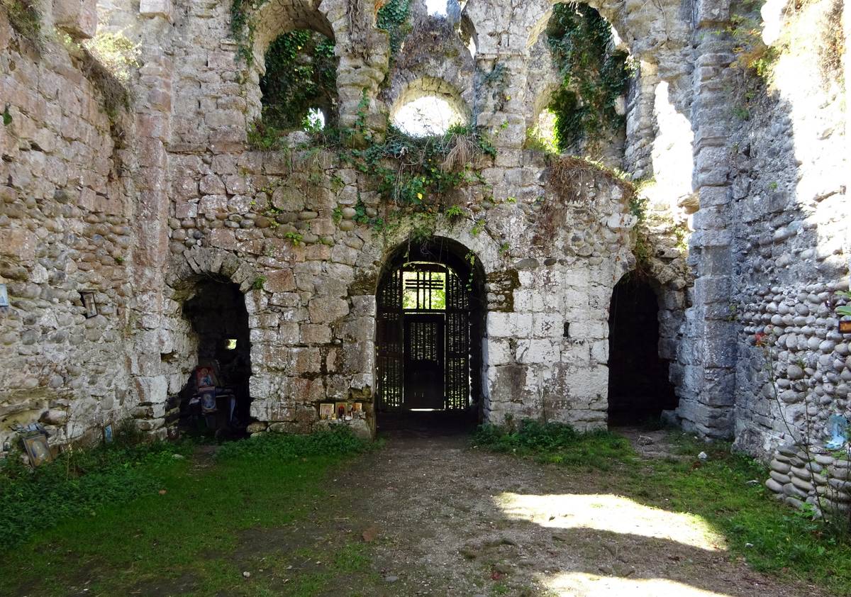 интерьер и убранство. Неизвестная церковь, Мюссера (Мысра) (Абхазия, Прочие страны)