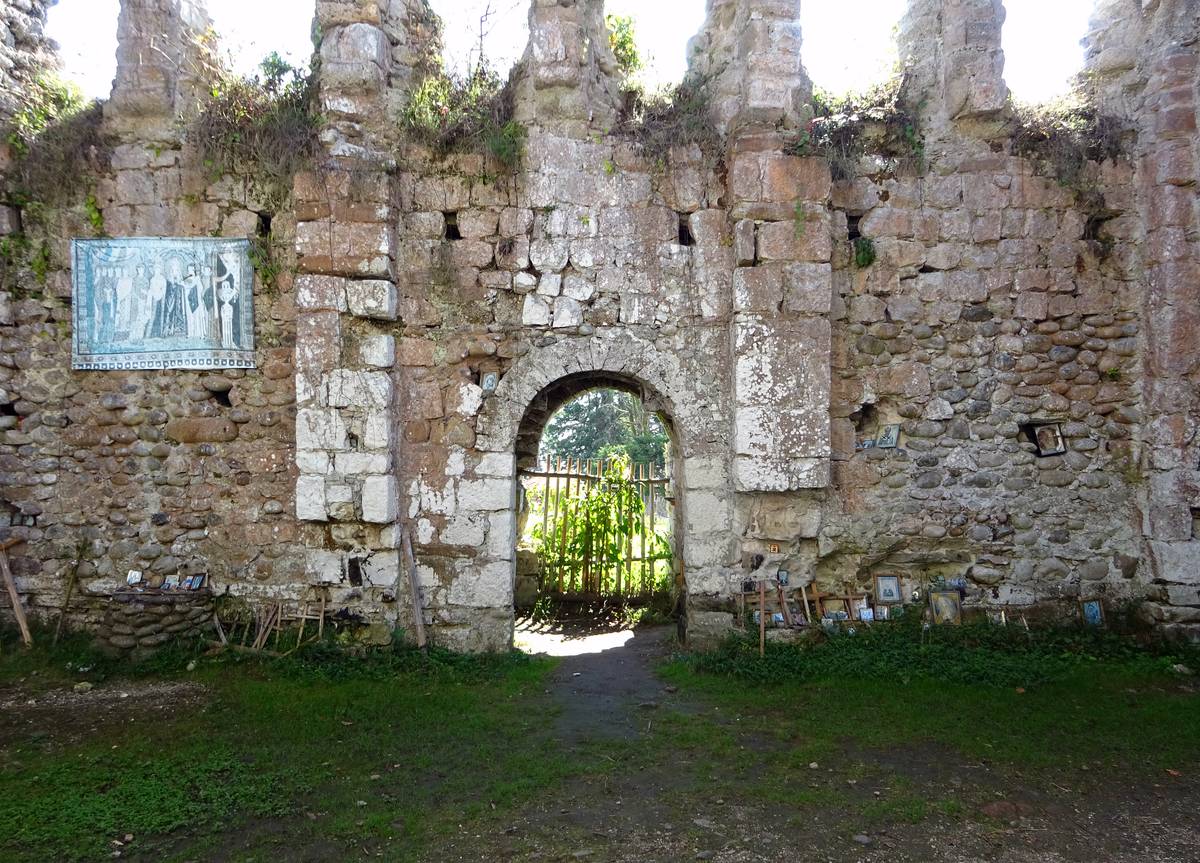 интерьер и убранство. Неизвестная церковь, Мюссера (Мысра) (Абхазия, Прочие страны)