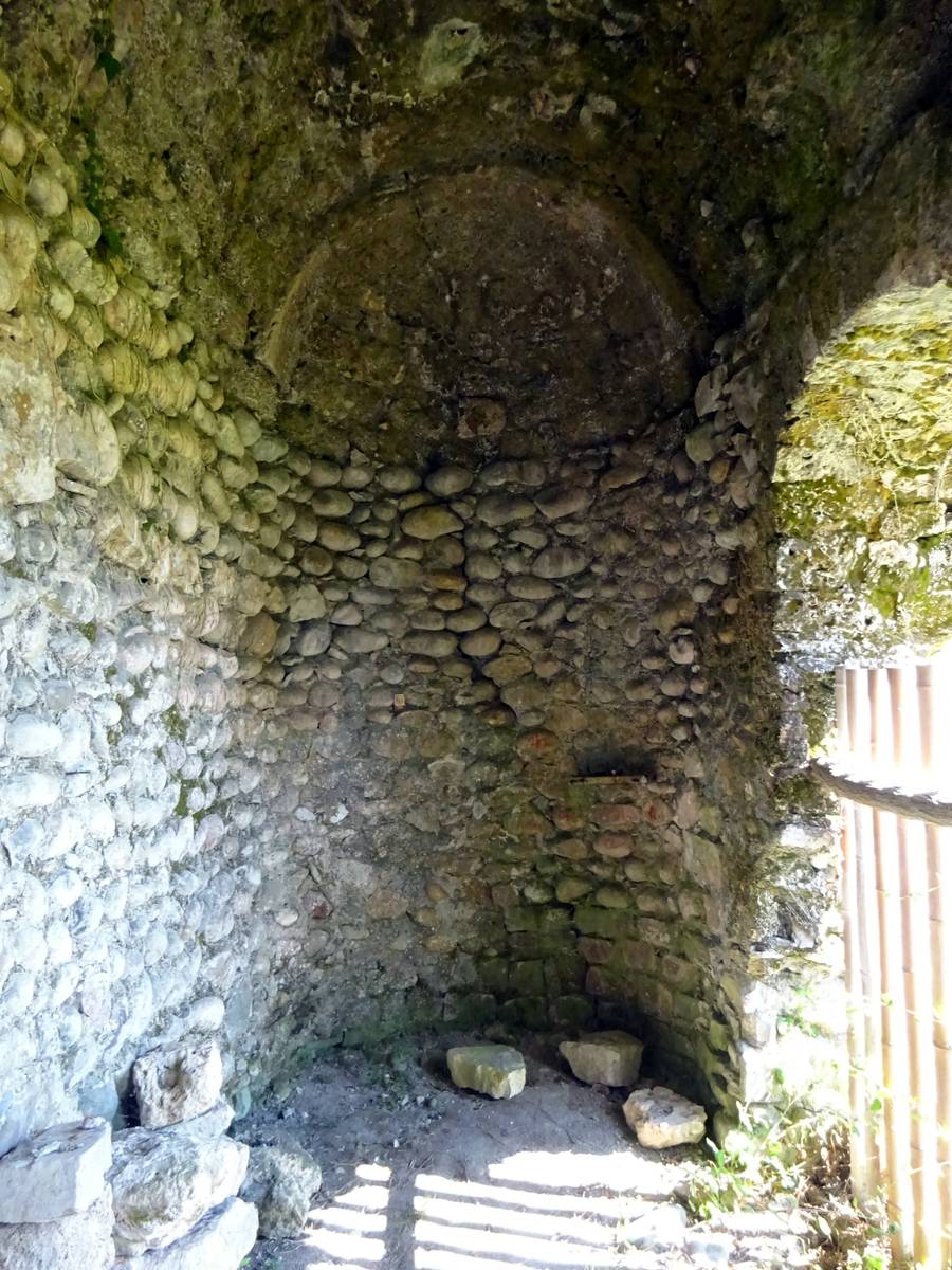 интерьер и убранство. Неизвестная церковь, Мюссера (Мысра) (Абхазия, Прочие страны)