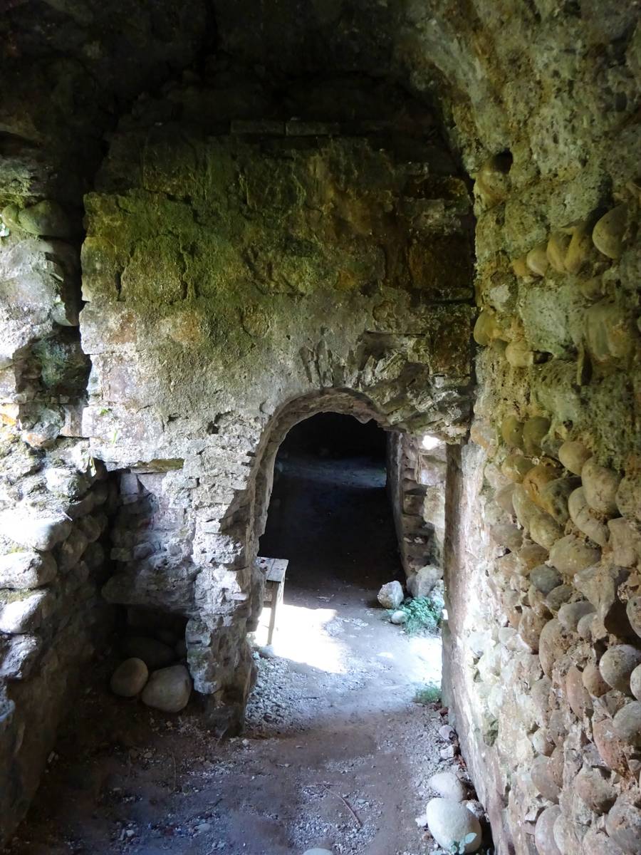 интерьер и убранство. Неизвестная церковь, Мюссера (Мысра) (Абхазия, Прочие страны)