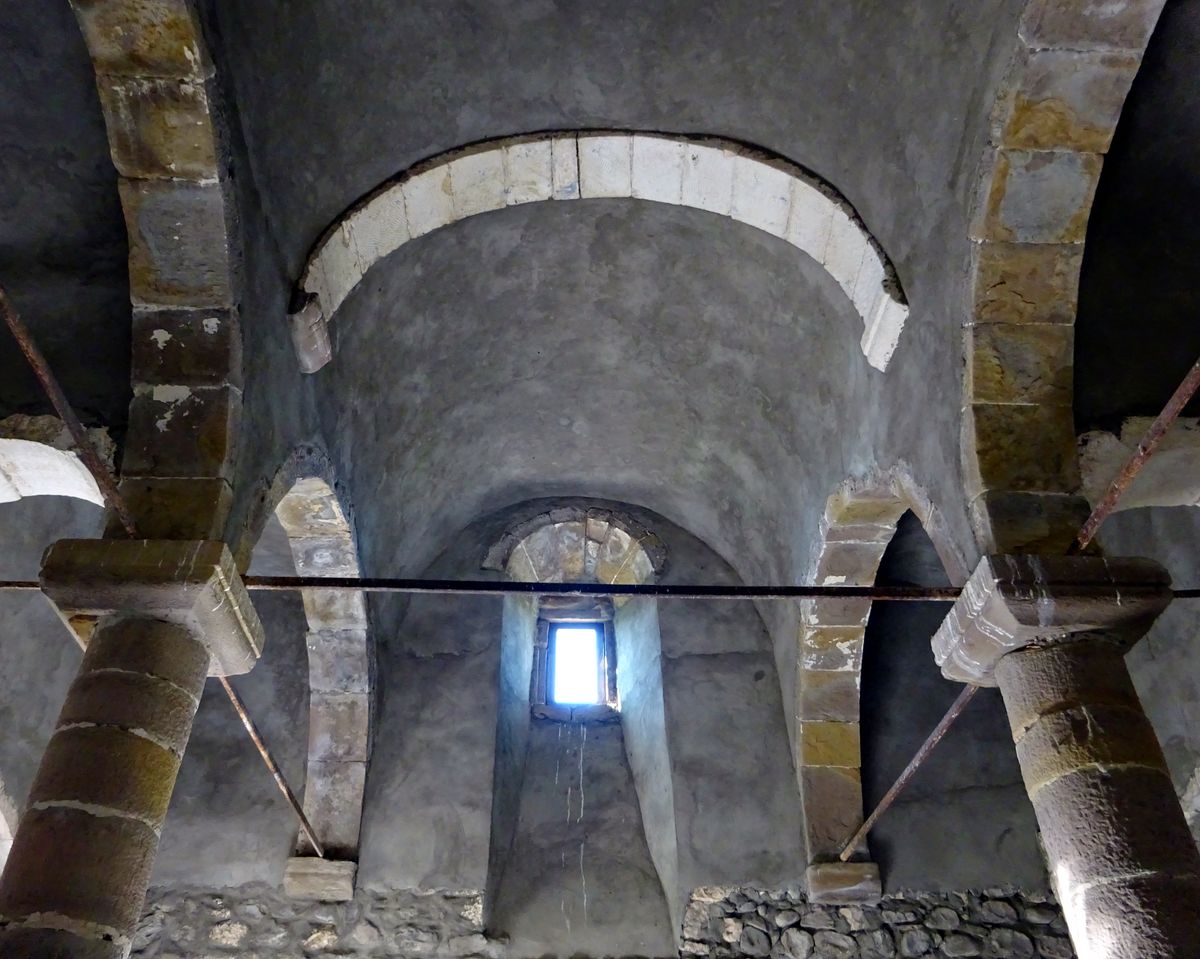 интерьер и убранство. Неизвестная церковь, Гумрыш (Абхазия, Прочие страны)