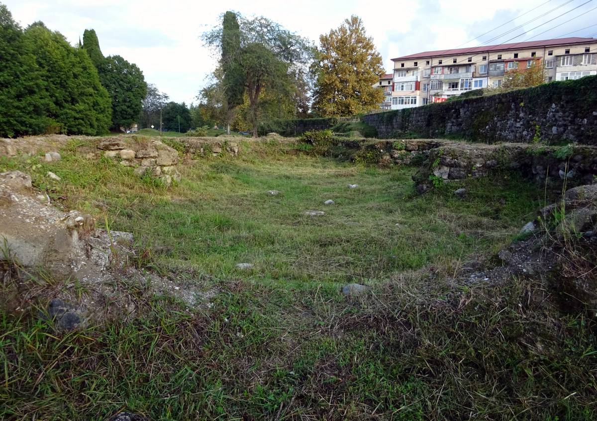 общий вид в ландшафте. Церковь Стратофила, епископа Питиунта, Пицунда (Абхазия, Прочие страны)