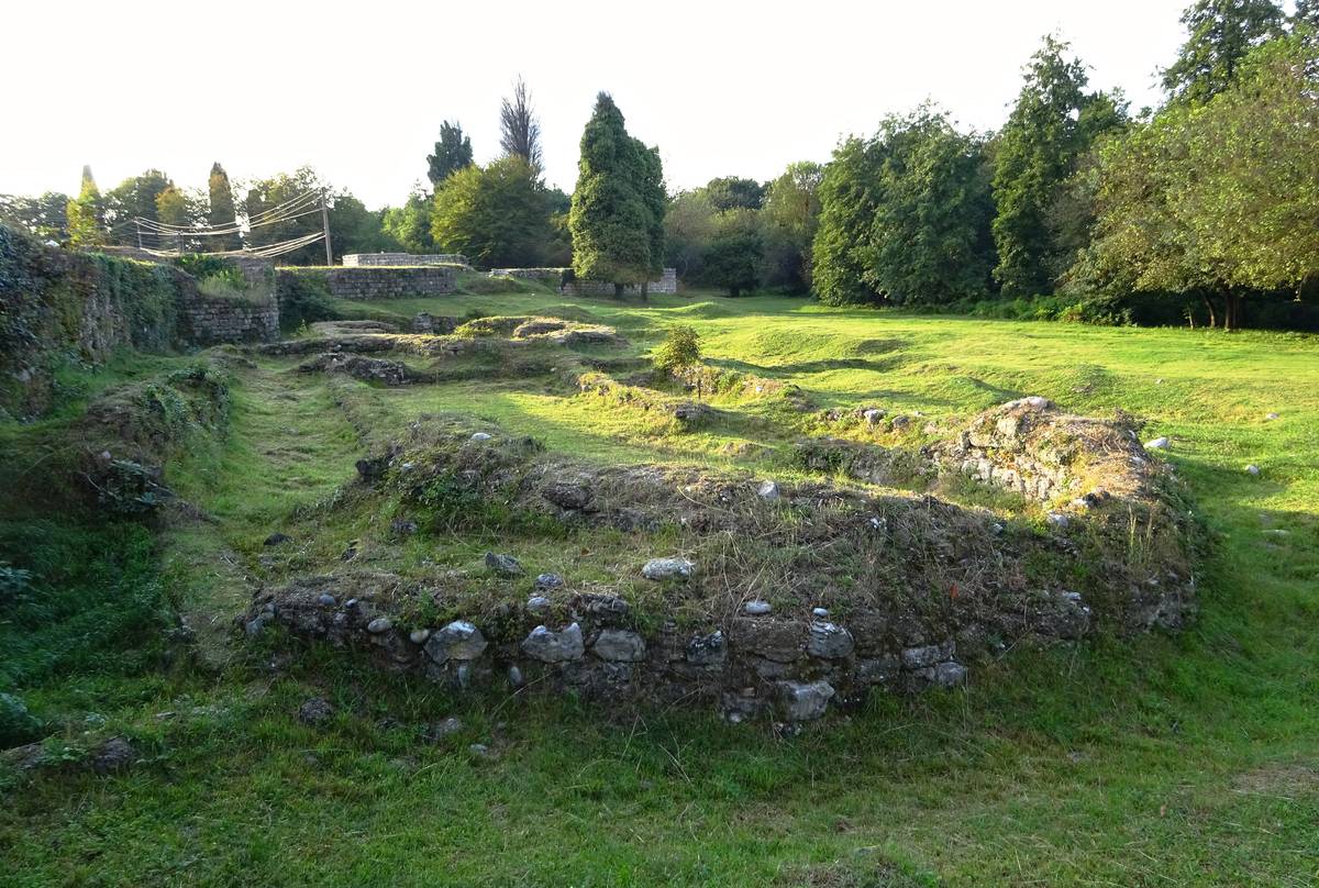 Церковь №2 (остатки апсиды на фото в центре)., общий вид в ландшафте. Неизвестная церковь, Пицунда (Абхазия, Прочие страны)