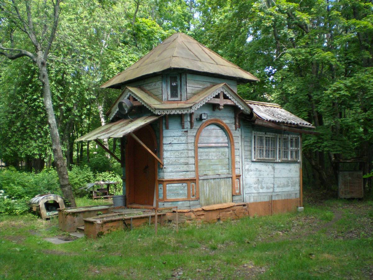 Часовня Владимира равноапостольного при усадьбе К.Г. Подменера, Серово (Санкт-Петербург, Курортный район, г. Санкт-Петербург). общий вид в ландшафте, Вид с юга