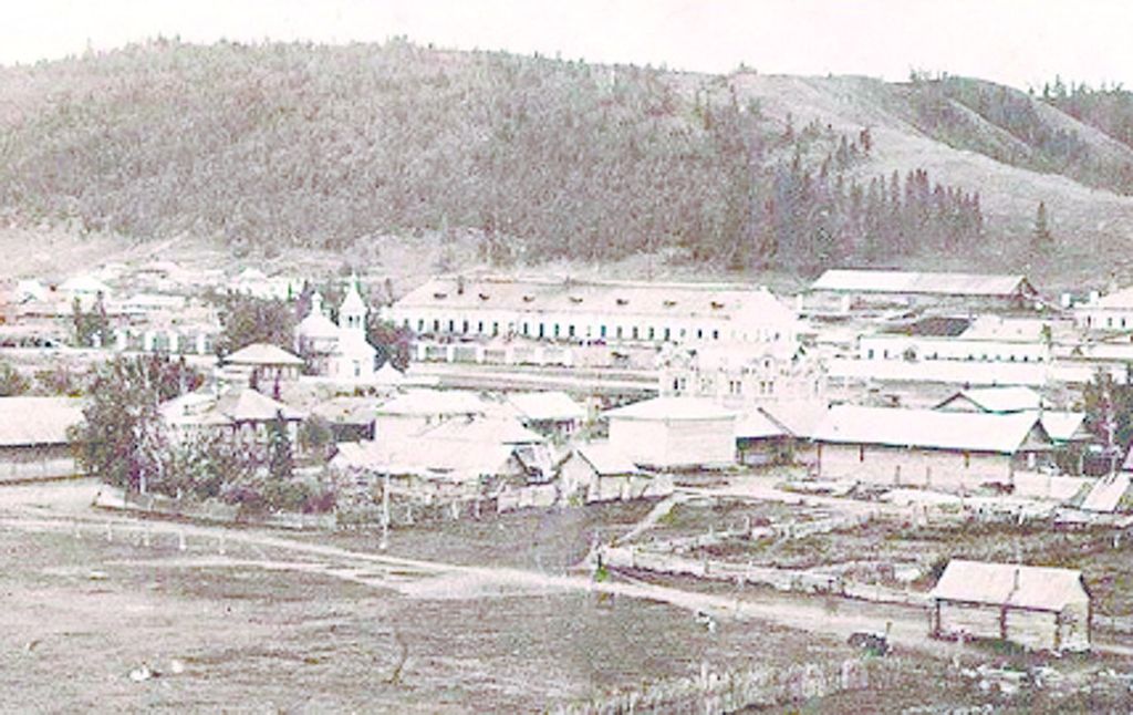 Старый храм с сайта znamenka-gur.ru, архивная фотография. Церковь Троицы Живоначальной (старая), Гурьевск (Гурьевский район, Кемеровская область)