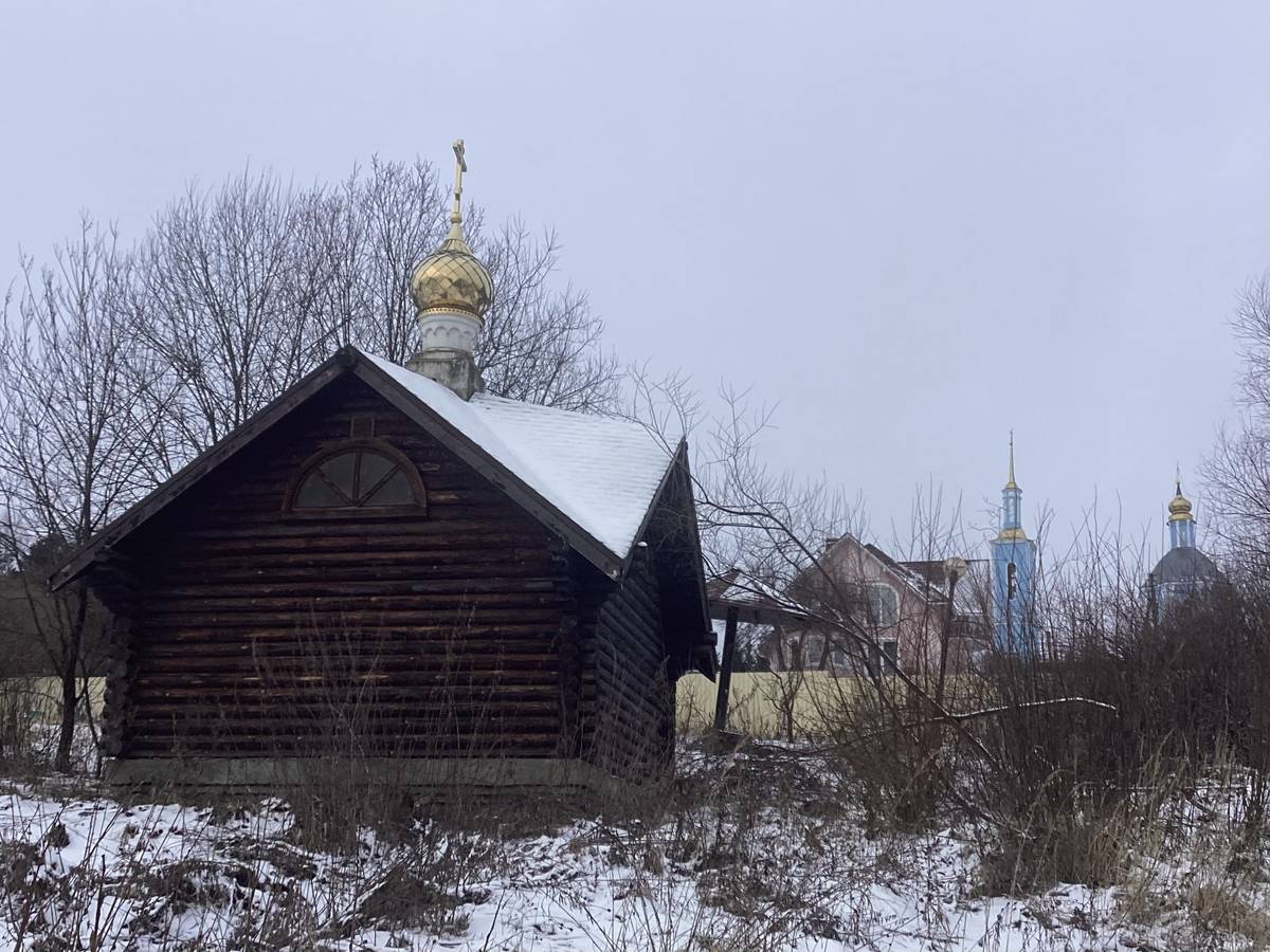 Вид с юга, справа — Казанская церковь, фасады. Неизвестная часовня-купель при Казанской церкви, Савино (Заокский район, Тульская область)