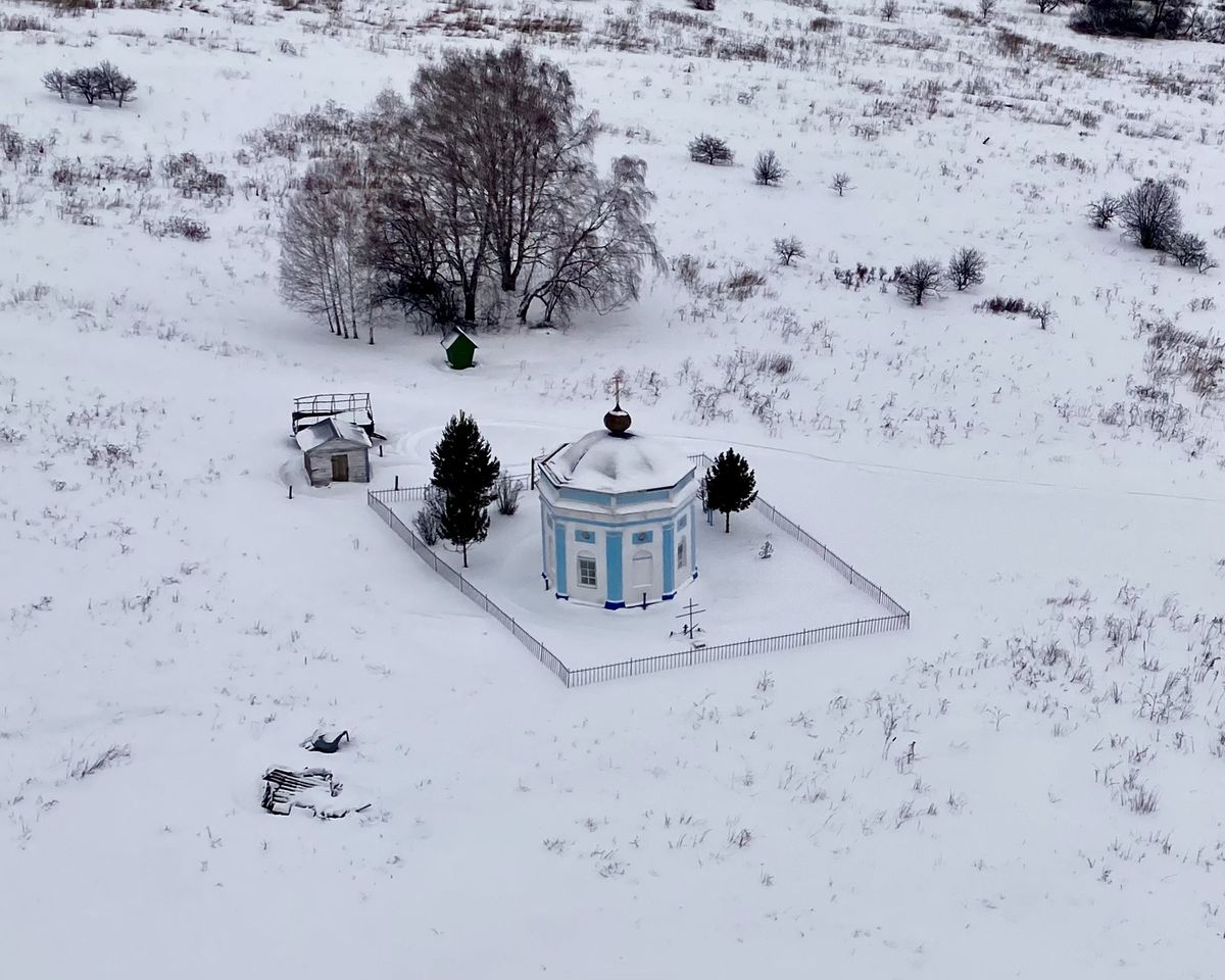 Вид с ЮВ, общий вид в ландшафте. Часовня Казанской иконы Божией Матери, Боготольский Завод (Боготольский район и г. Боготол, Красноярский край)