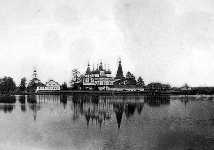 Кладбищенская церковь крайняя справа. Фрагмент фото А. Постниковой, 1884-1886 гг., архивная фотография. Церковь Успения Пресвятой Богородицы, Монастырь (Холмогорский район, Архангельская область)