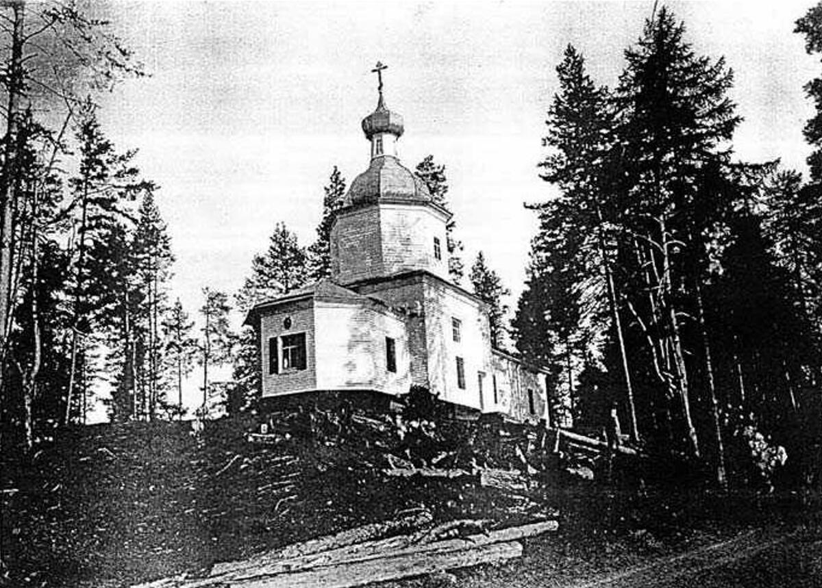 Вид с северо-востока. Фото до 1917 г. VK-группа "История Холмогорской Земли", архивная фотография. Церковь Воздвижения Креста Господня, Монастырь (Холмогорский район, Архангельская область)