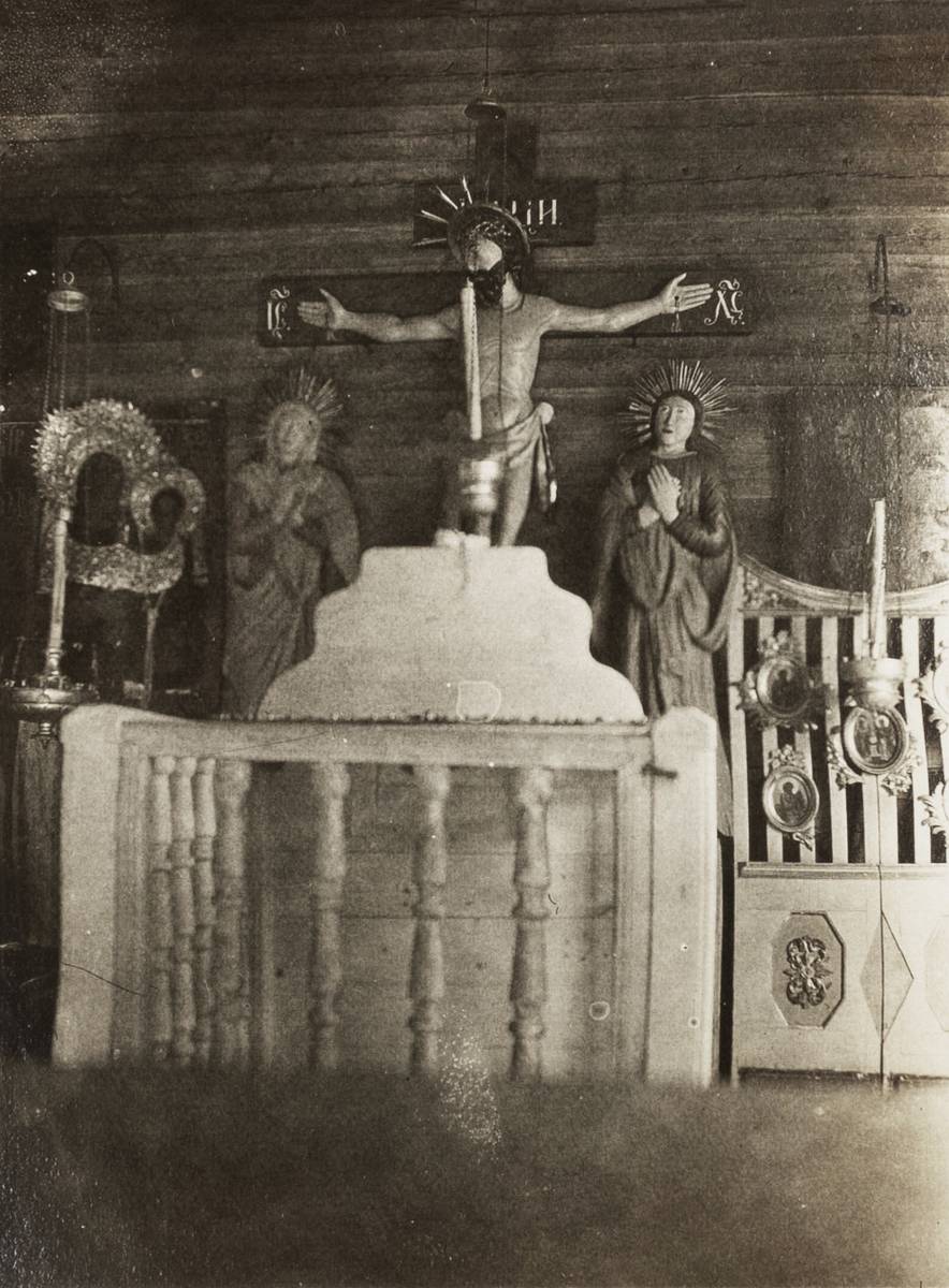 Интерьер часовни, июнь 1909 г. Фото С.С. Некрасова,  northauction.ru. , архивная фотография. Часовня Владимирской Иконы Божией Матери, Красная Горка (Пинежский район, Архангельская область)