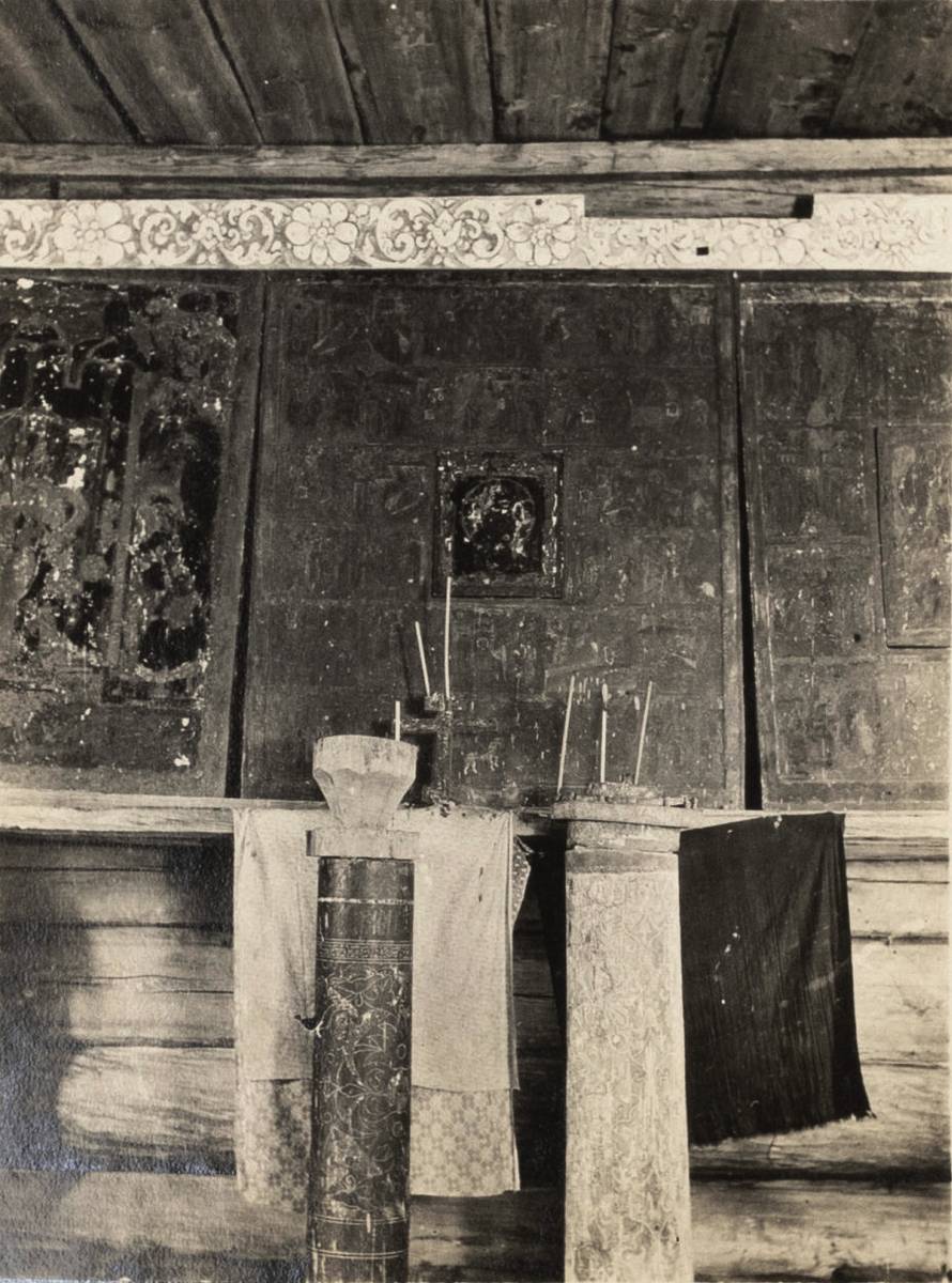Тябловый иконостас в интерьере часовни, июнь 1909 г. Фото С.С. Некрасова,  northauction.ru. , архивная фотография. Часовня Владимирской Иконы Божией Матери, Красная Горка (Пинежский район, Архангельская область)