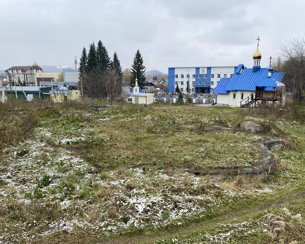 Фундамент на фоне малого храма, документальные фотографии. Собор Рождества Пресвятой Богородицы (строится), Майма (Майминский район, Республика Алтай)