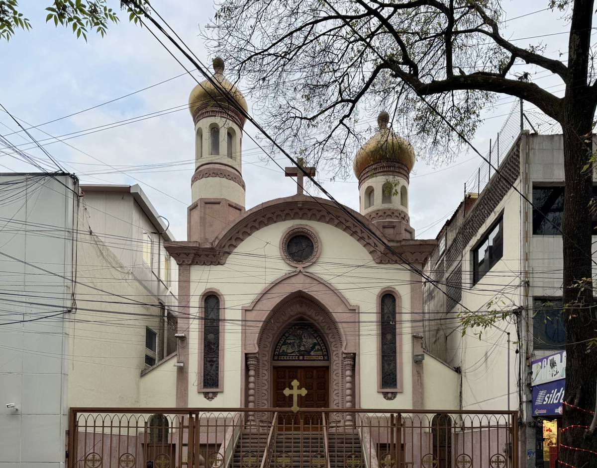 Вид через ул. Туспан, фасады. Собор Георгия Победоносца, Мехико (Мексика, Прочие страны)