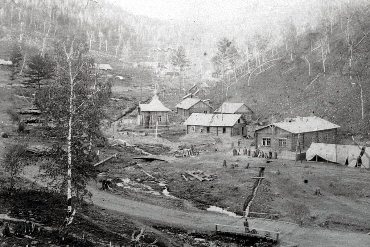 Фото 1899 года (фрагмент), архивная фотография. Неизвестная часовня в посёлке Баранчик, Байкал (Слюдянский район, Иркутская область)