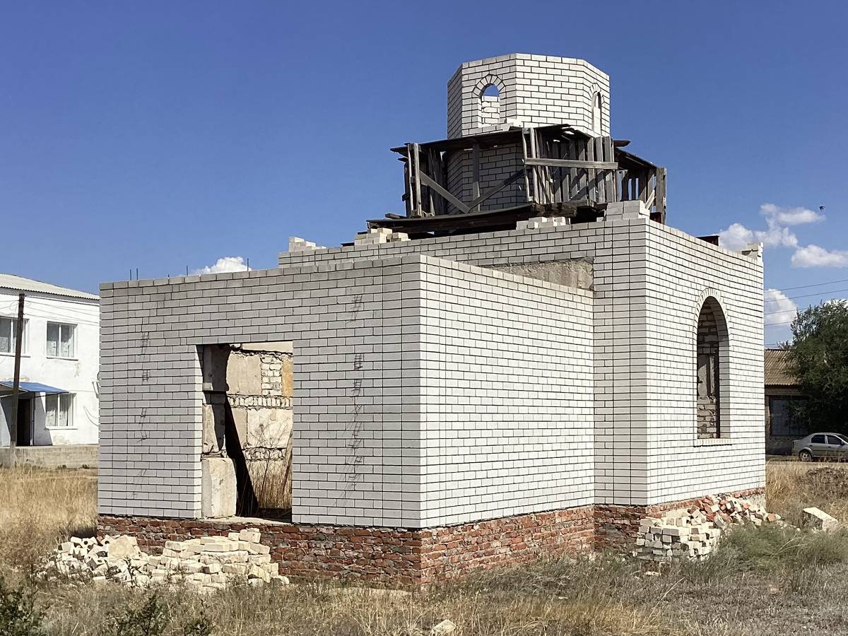 Вид с юго-запада, фасады. Церковь Иоанна Богослова (строящаяся), Тундутово (Малодербетовский район, Республика Калмыкия)