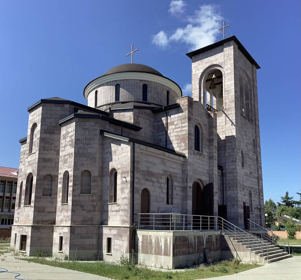 Вид с северо-востока, фасады. Церковь Троицы Живоначальной, Цхинвал (Южная Осетия, Прочие страны)