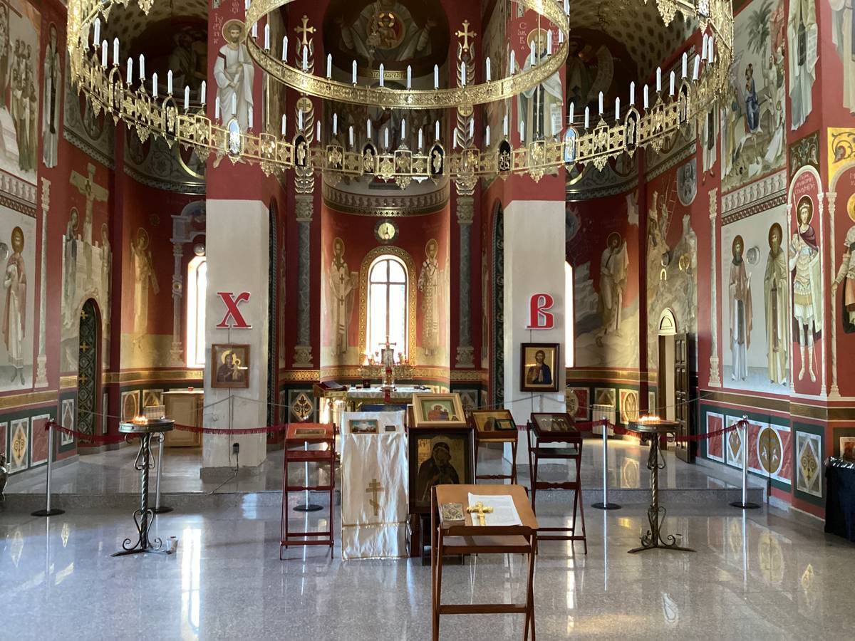 Алтарь, интерьер и убранство. Церковь Троицы Живоначальной, Цхинвал (Южная Осетия, Прочие страны)