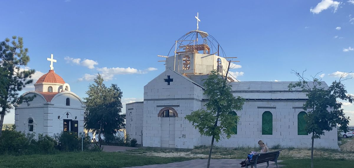 Вид с севера, слева — часовня иконы Божией Матери 