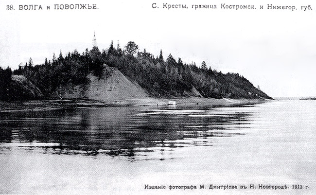 Село Кресты. На горе видна колокольня Крестовоздвиженской церкви: http://old-churches.ru/ur_072.htm , архивная фотография. Церковь Воздвижения Креста Господня, Кресты (Чкаловск, город, Нижегородская область)